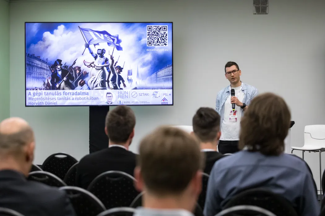 Horváth Dániel prezentál, a képernyőn "A gépi tanulás forradalma"