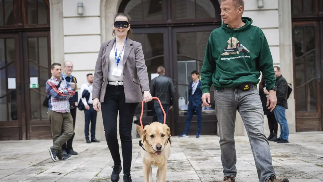 A vakvezető kutyás közlekedést is megtapasztalhatták az egri egyetem udvarán