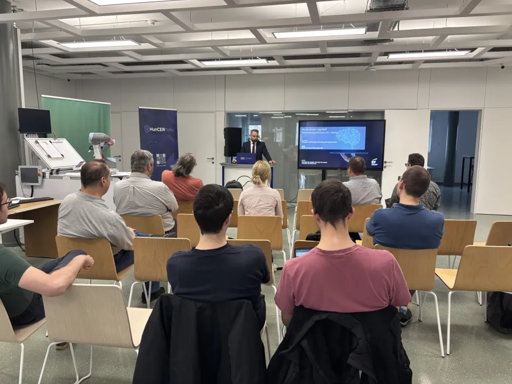 A képen a kiberbiztonsági meetup résztvevői láthatóak, ahogyan Bor Olivér előadását hallgatják.