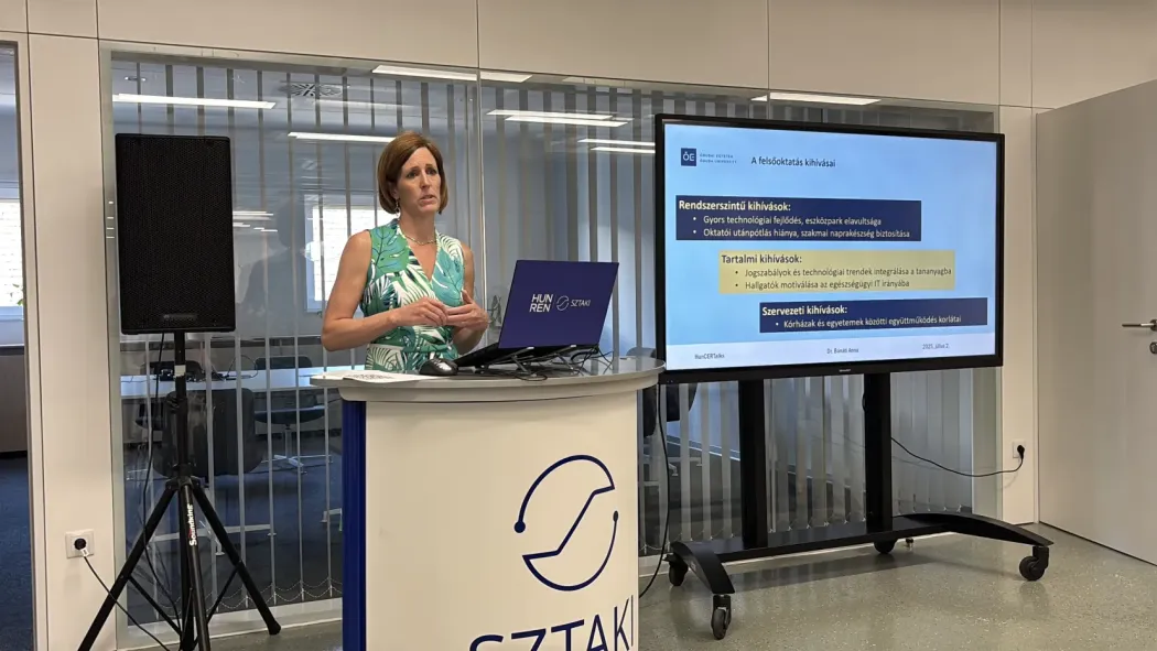 Dr. Bánáti Anna előadást tart.