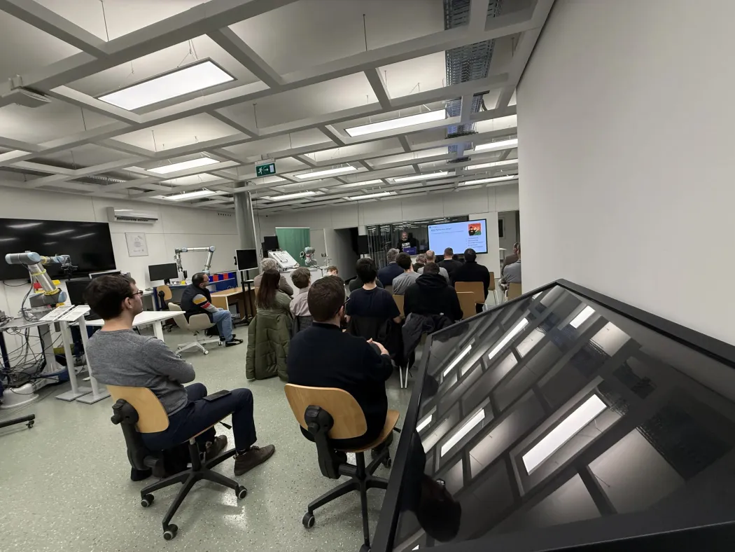 Solymos Ákos a HunCERTalks eseményen.