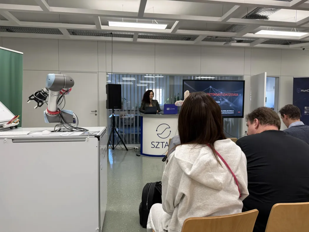 Oroszi Eszter a HunCERTalks meetupon.