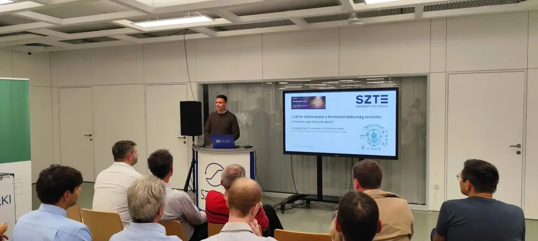  Dr. Hegedűs Péter, a SZTE Szoftverfejlesztés Tanszékének docense tart előadást a HunCERTalks eseményen.