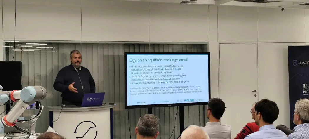 Rigó Ernő, a HUN-REN SZTAKI HUN-REN SZTAKI Hálózatbiztonsági és Internet Technológiák Osztályának vezetője tart előadást a HunCERTalks eseményen.