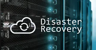 Felhő ikon mellette Disaster recovery felirat, háttérben szerverek