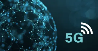 Hálózati összeköttetéseket szimbolizáló vonalak, mellette 5G ikon