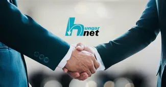 kezet fogó emberek, mögöttük Hungarnet logó