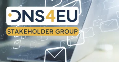 Kép email ikonokról egy laptop előtt, DNS4EU logó és stakeholder group felirat.