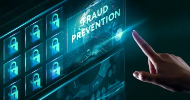 A képen egy kéz érint egy digitális kijelzőt, amelyen a "Fraud Prevention" (Csalás megelőzése) felirat látható, biztonsági lakat ikonokkal és grafikonokkal a háttérben, jelezve az adatvédelem fontosságát.