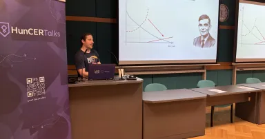 Héder Mihály a HunCERTalks eseményen ad elő.