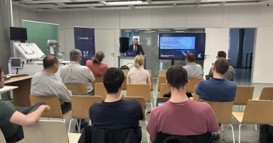 A képen a kiberbiztonsági meetup résztvevői láthatóak, ahogyan Bor Olivér előadását hallgatják.
