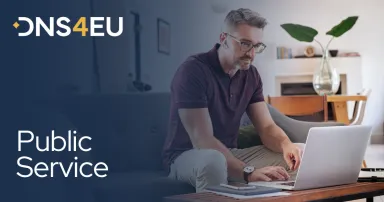 DNS4EU logó mellette laptopon dolgozó ember