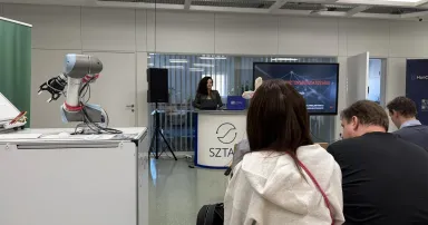 Oroszi Eszter a HunCERTalks meetupon.