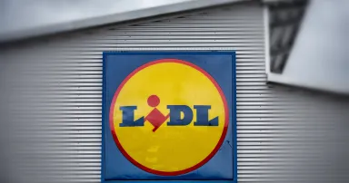 <p>The Lidl sign is displayed outside a branch of the supermarket on Nov. 18, 2015, in Bristol, England. (Photo by Matt Cardy/Getty Images)</p>
